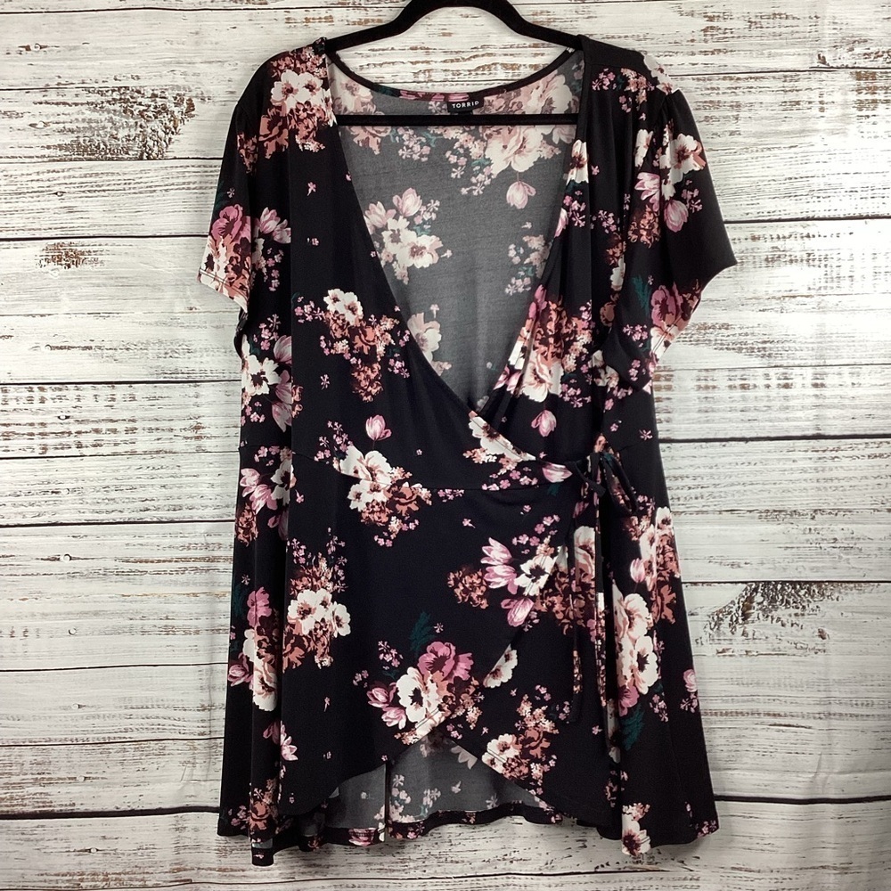 TORRID PLUS SIZE 3 3X WRAP‎ TOP BLACK FLORAL BLOUSE FALL SPRING GUC